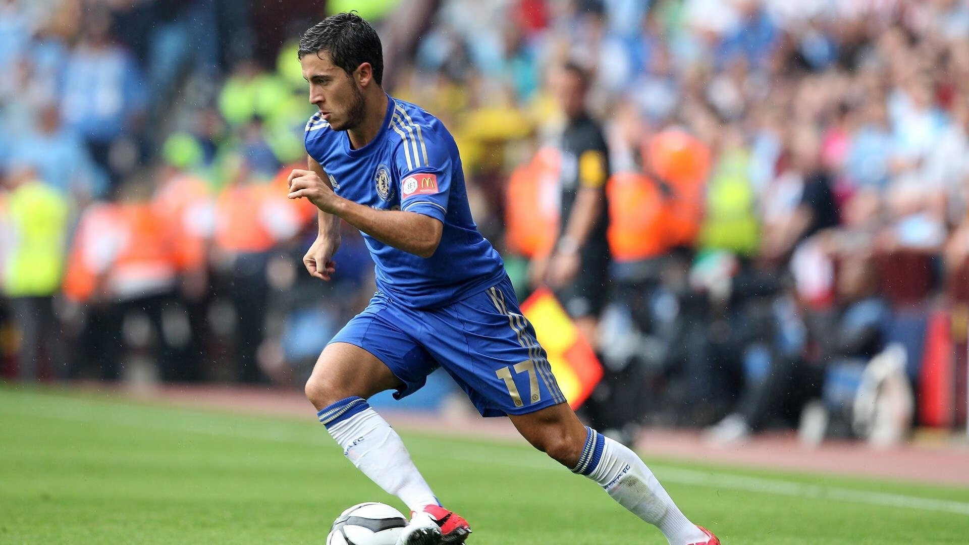 布克诠释巨星本色，广东队团队篮球全面压制老鹰